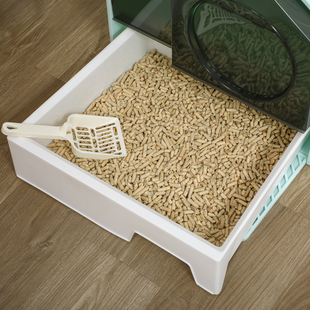Litter tray with scoop
